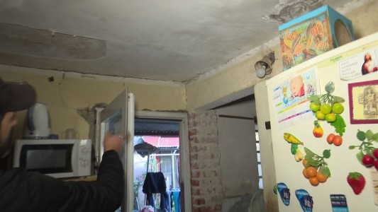 Por riesgo de derrumbe, intiman a desalojar 16 casas y un colegio en Villa El Libertador