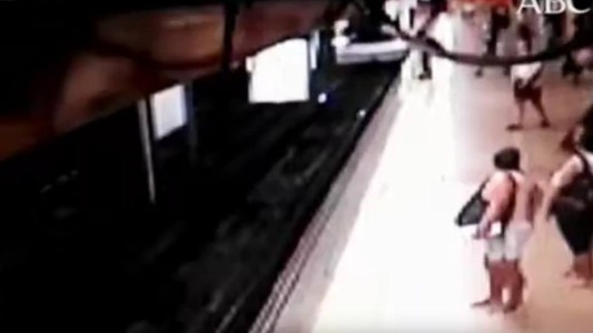 Video: el momento en que un hombre empujó a un joven a las vías cuando pasa el tren