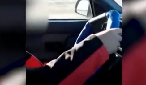 Padre enseñando a manejar a su hijo de 10 años: "¡Acelerá, maricón!"