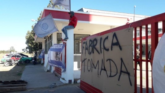 Toman la fábrica Zanella en Cruz del Eje por la paralización que dejaría más de 40 despidos