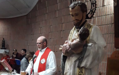 En su día, San Cayetano "trabaja" más, recibiendo pedidos y agradecimientos