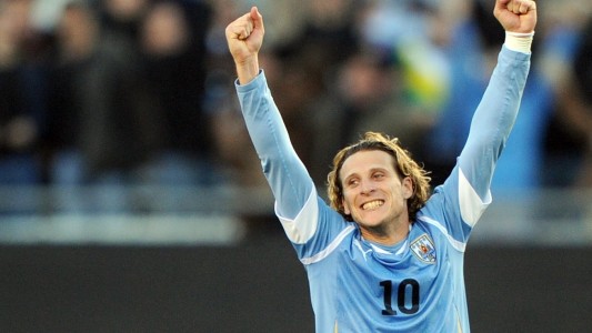 Un respiro para las redes de los arcos: se retiró Diego Forlán