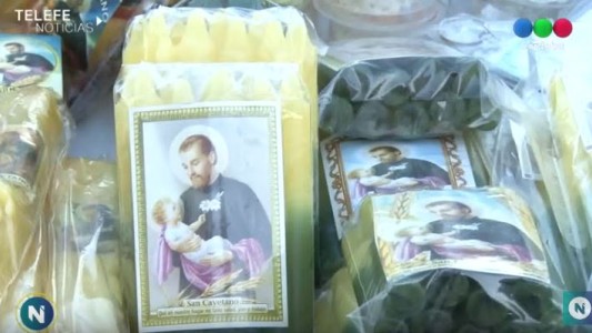 Cientos de fieles piden y agradecen por pan, paz y trabajo