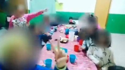 Polémica por una maestra que se grabó con sus alumnos cantando contra Macri