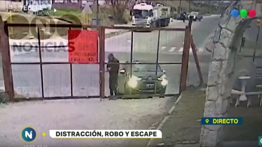 Se bajó a abrir el portón y le robaron el auto