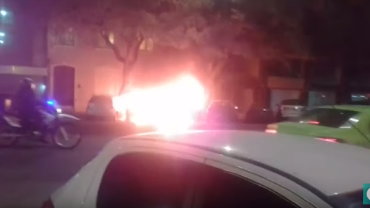 Video: tres autos incendiados en pleno centro
