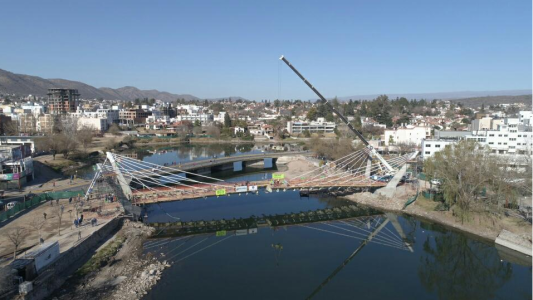 Colocaron el último tramo del nuevo puente peatonal de Villa Carlos Paz