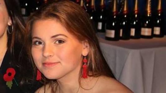 Hallaron muerta en una pileta a la hija de 19 años de una millonaria inglesa