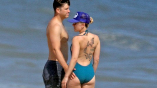 Scarlett Johansson playera: fotos al natural en malla, tatuaje oculto y mimos hot de su novio