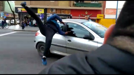 Video impactante: atropelló a un manifestante en Mar del Plata y escapó