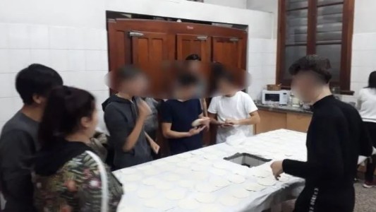 Un sacerdote borracho abusó de un joven en la parroquia delante de sus compañeros
