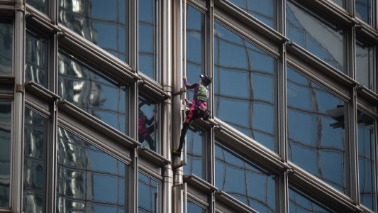 Crisis política en Hong Kong: "spiderman" francés escala rascacielos y coloca "bandera de la paz"