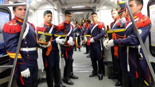 Los Granaderos se bajaron del caballo y fueron en subte a un homenaje a San Martín