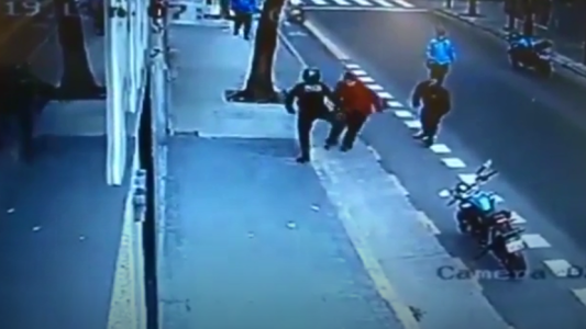 Video: policía de la Ciudad Buenos Aires le pegó una patada en el pecho a un hombre y murió