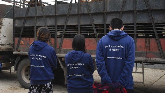 Ritual vegano frente al matadero para denunciar la "violencia especista"