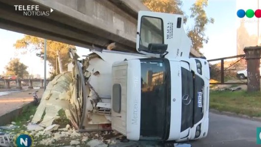 Un camión chocó un puente demasiado bajo en la Costanera y volcó