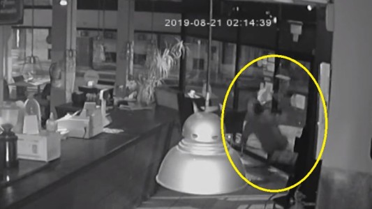 El cuerpo del delito: robó la caja de un bar arrojándose sobre el vidrio de la puerta