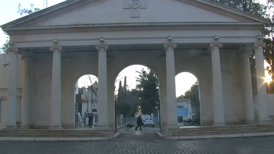De película: tres chicos se quedaron atrapados en el cementerio de Bahía Blanca