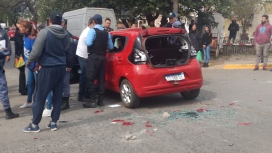 Atropelló a varias personas en un piquete y le destrozaron el auto