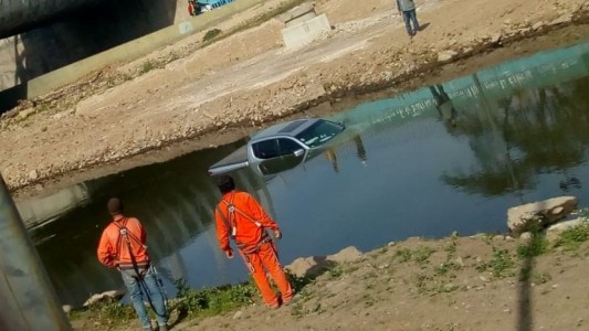 Camioneta submarina: la dejó sin freno de mano y terminó hundida en el río Suquía