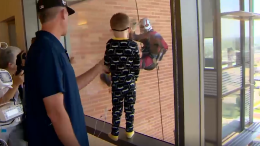 Superhéroes se cuelgan por los chicos