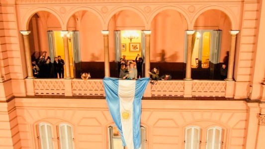 Macri saludó desde el balcón de la Casa Rosada a la movilización en su apoyo