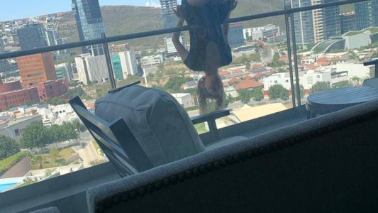 Se fracturó más de 100 huesos al caer del balcón cuando practicaba yoga