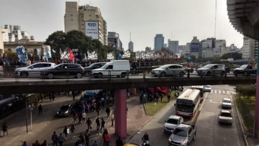 Un manifestante cayó desde la Autopista 25 de Mayo durante la protesta
