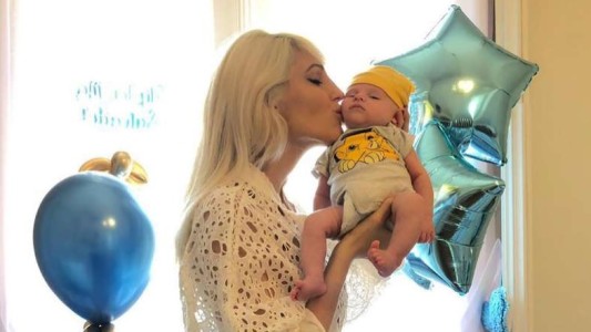 Vicky Xipolitakis se desnuda con su hijo en una polémica producción de fotos