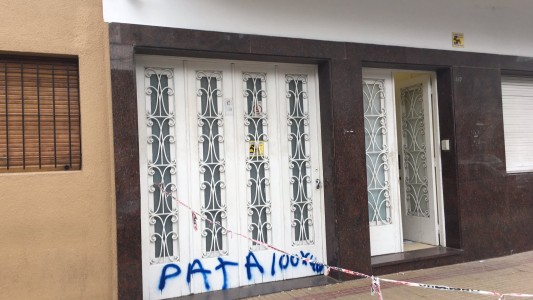 La Plata: Balearon la sede de la UOCRA y la pintaron a favor del "Pata" Medina
