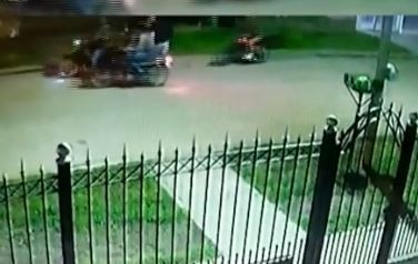 Video: tres motochorros le robaron los apuntes a una estudiante