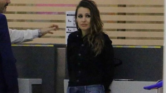 El mal momento de Pampita: pasó la noche varada en Ezeiza