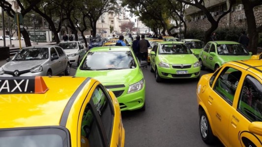 Rivales unidos contra Uber: reclamo de taxistas y remiseros por capacitación de choferes