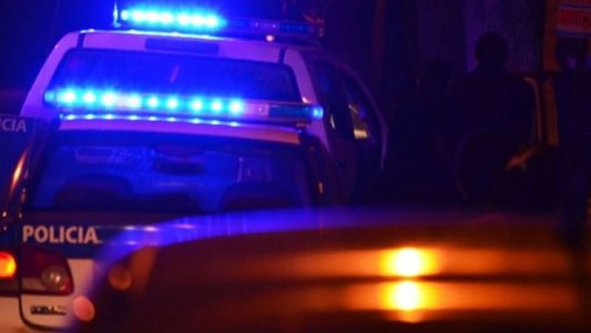 Un hombre dejó a sus hijos encerrados en el auto toda la noche para irse a bailar