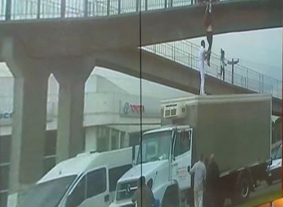 Un camionero salvó a una chica que colgaba de un puente