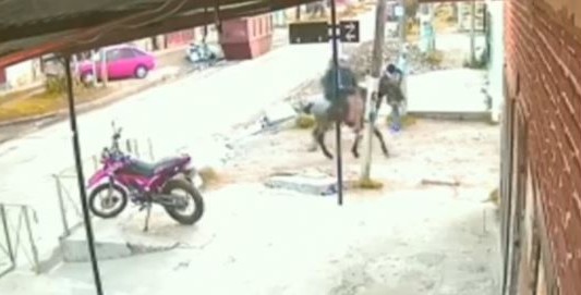 Como en el "lejano oeste", pero en Buenos Aires: roban a caballo en Bernal, partido de Quilmes