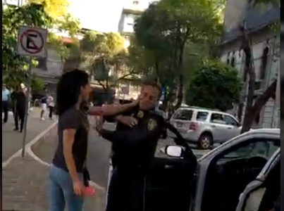 VIDEO: Quiere evitar que se lleven a su esposo y termina a los golpes con los policías