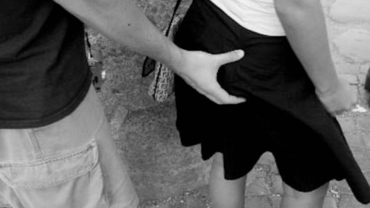 Terminó con la muñeca quebrada de tanto pegarle al joven que le tocó la cola