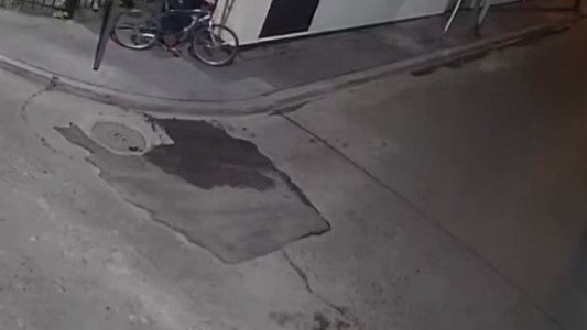 Video: un ladrón en muletas saltó una reja y robó una bicicleta