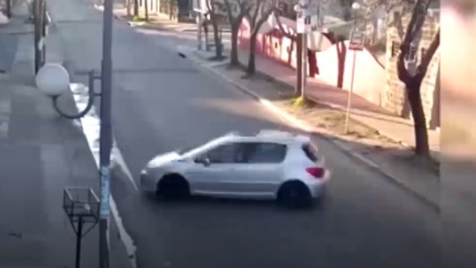 Video: tomó, manejó y así chocó