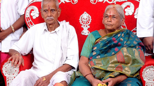 La mujer de 74 años que dio a luz a mellizos: fue madre primeriza