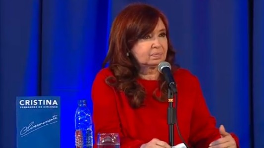 Cristina sigue en campaña: presenta su libro en Misiones