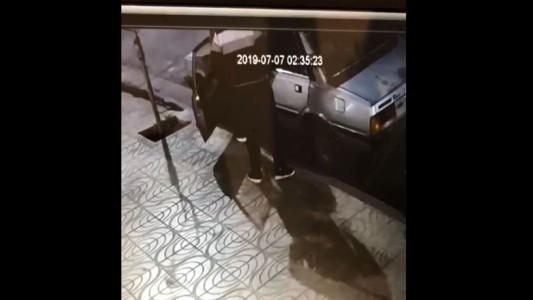 VIDEO: le abrieron el auto y se lo llevaron empujando