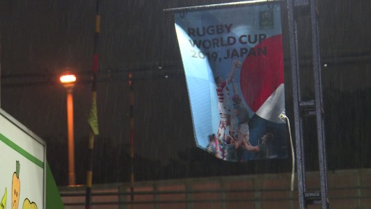 VIDEO: Dos muertos y decenas de heridos en Tokio tras paso de tifón