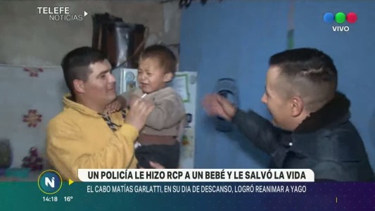 Un policía le hizo RCP a un bebé en medio de la calle y le salvó la vida