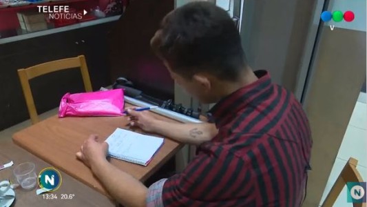 Hace un año escribió un CV a mano, se hizo viral, consiguió trabajo y ya recibió su primer ascenso