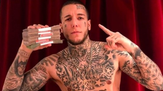 Alexander Caniggia hizo alarde de su fortuna con billetes de 500 pesos