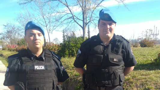 Bahía Blanca: dos policías se encontraron un bolso con ocho mil dólares y lo devolvieron a su dueño