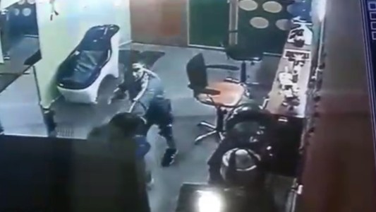 VIDEO: asalto en una peluquería, la víctima se defendió de un ladrón armado