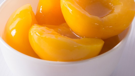 La ANMAT prohibió unos duraznos enlatados y un café instantáneo